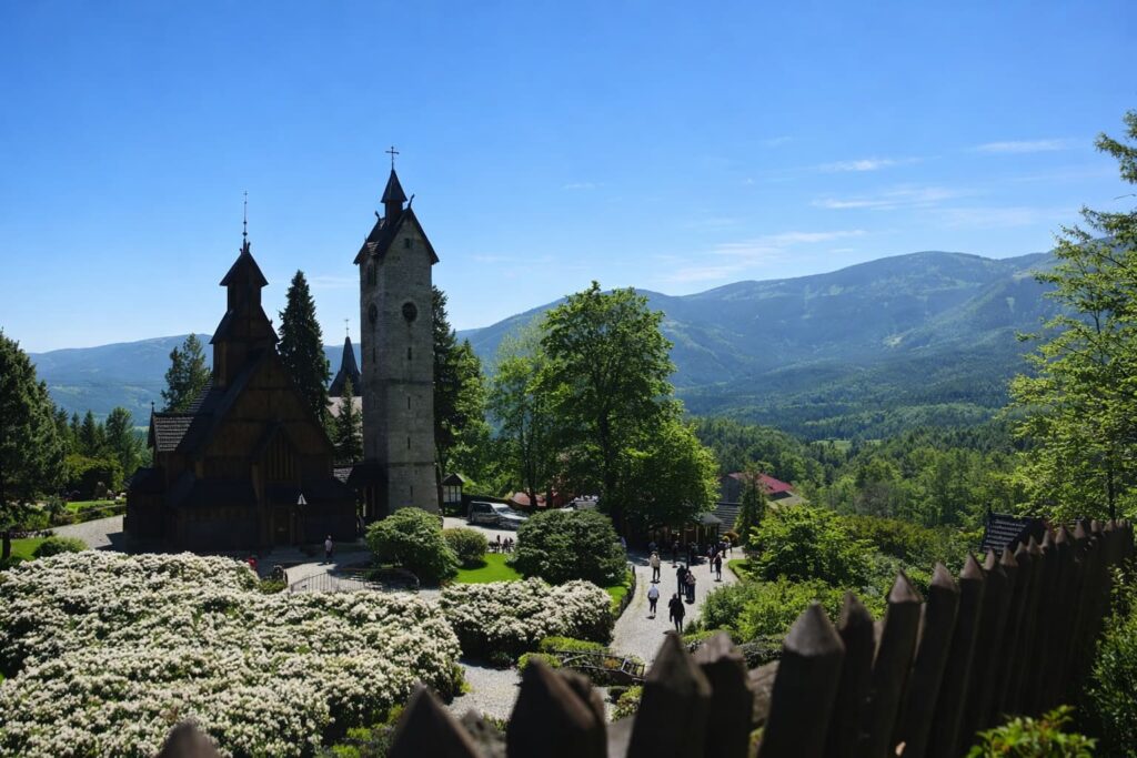 Stabkirche Wang in Karpacz mit Blick auf das Riesengebirge