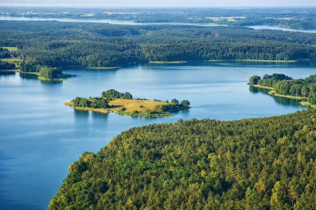Masuren Landschaft mit Seen, Wäldern und Inseln aus der Vogelperspektive in Polen