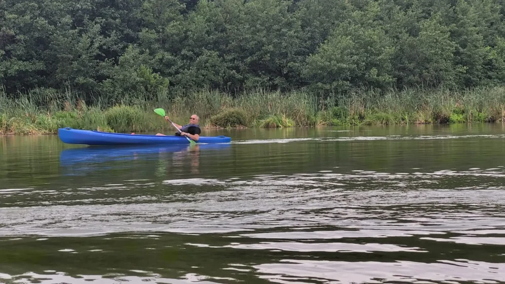 Kajak auf einem Fluss in Polen – ruhige Natur und individuelles Reisen