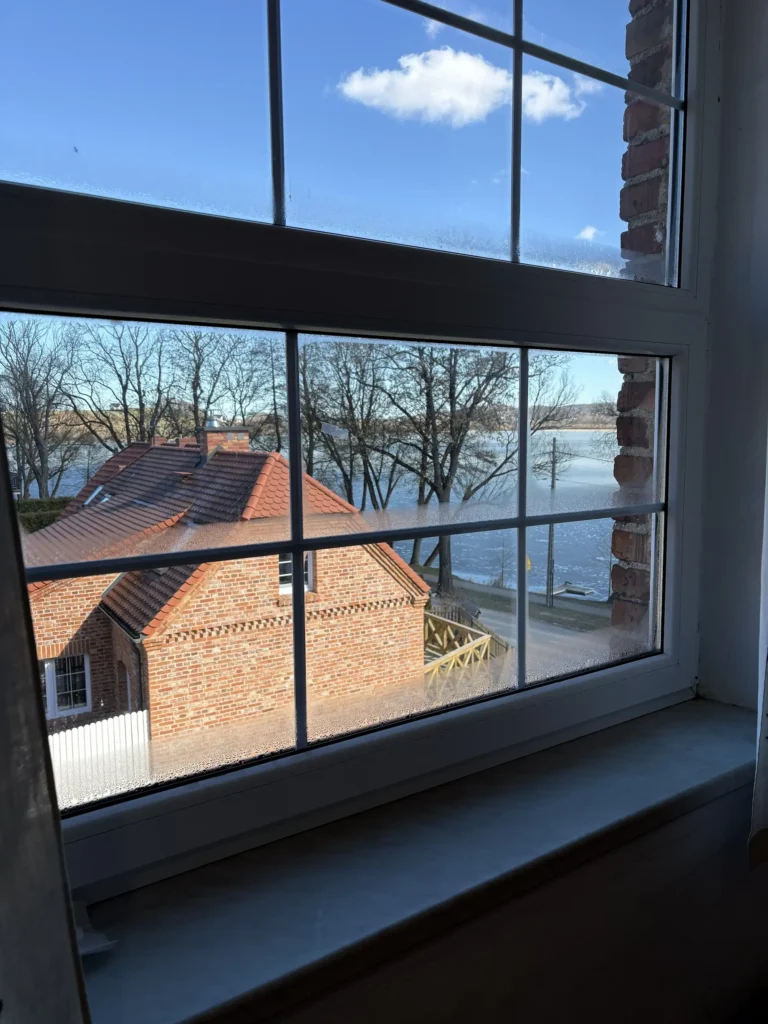 Blick aus dem Fenster auf ein kaschubisches Dorf und See in Nordpolen