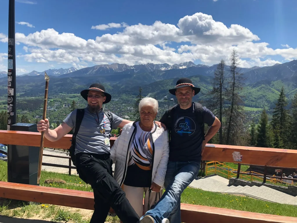Reisegruppe in den Tatra Bergen mit Reiseleiter – Blick auf Zakopane und die Hohe Tatra