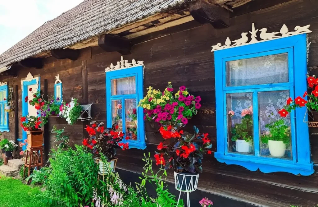 Traditionelles Dorf in Podlasie mit buntem Holzhaus