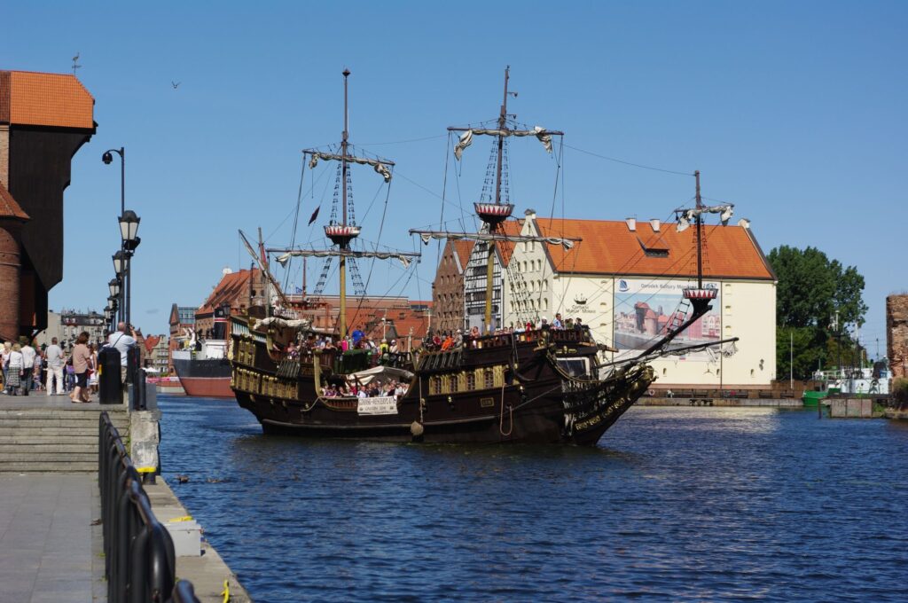 Schiff im Hafen von Gdańsk an der polnischen Ostsee