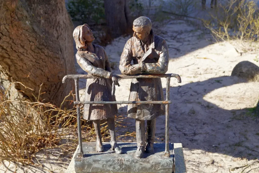 Bronzene Filmfiguren von Beata Tyszkiewicz und Andrzej Łapicki in Darłówko