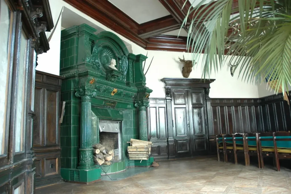 Prunkvoller grüner Kachelofen im Schloss Varzin (Warcino) – Residenz von Otto von Bismarck in Pommern