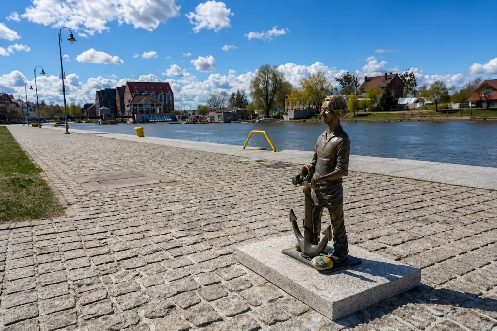 Die Statue des mutigen Bäckerjungen (Piekarczyk) an der Elbinger Promenade, aufgenommen bei sonnigem Wetter während einer Stadtführung mit PHU Pomerania