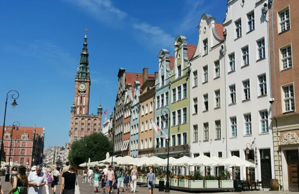Danzig Stadtführung deutschsprachig: Der sonnige Lange Markt mit dem Rechtstädtischen Rathaus im Hintergrund – ein Highlight Ihrer individuellen Polen Rundreise.