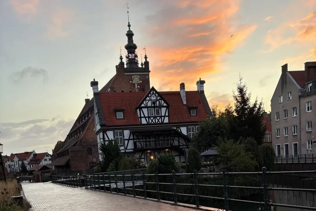 Gdańsk (Danzig) – Abendstimmung an der Brotbrücke mit Blick auf St. Katharinen Kirche und Fachwerkhaus