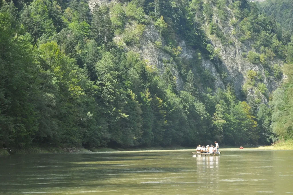 Floßfahrt auf dem Dunajec-Durchbruch in den Pieninen – Eine naturnahe Gruppenreise durch Südpolen mit deutschsprachigem Reiseleiter.