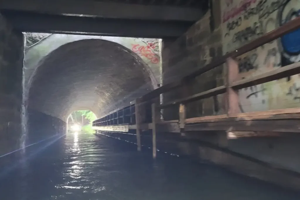 Kanal-Tunnel unter der Eisenbahnbrücke am Szeląg-See (Schilling-See) in Alt Jabloniec