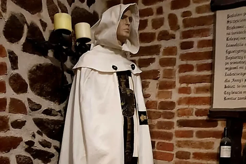Ritter des Deutschen Ordens in weißem Mantel – Historische Ausstellung in einer Kreuzritterburg in Polen.