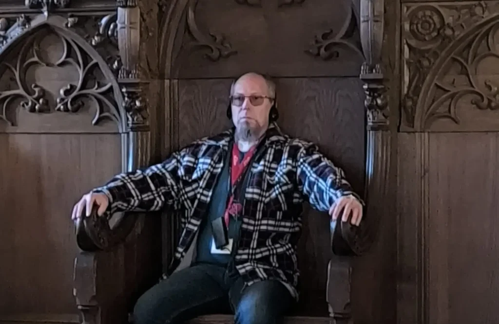 Ihr Reiseleiter Wojciech Soroka auf dem Thron in Marienburg – Reise Deutscher Orden Polen
