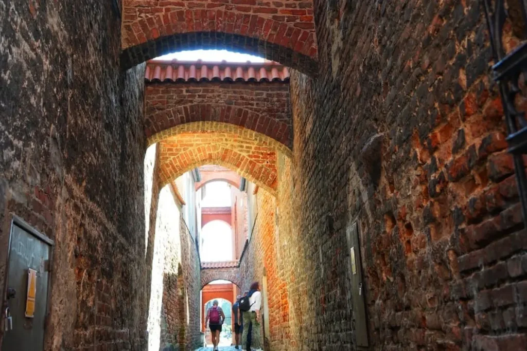 Elbląg (Elbing) – Historischer Kirchensteig mit Schwibbögen und Gotik-Details in der Altstadt
