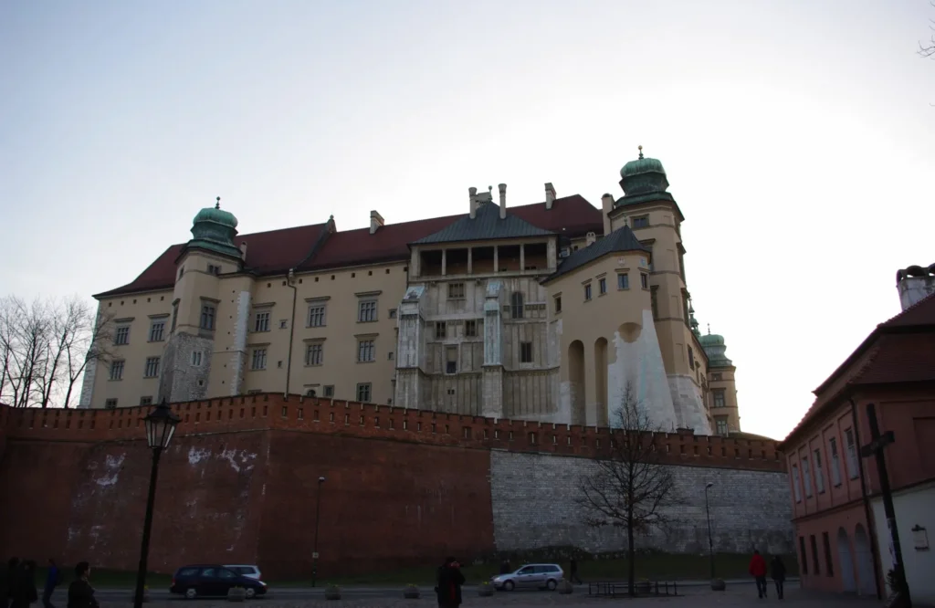 Krakau Rundreise deutschsprachig: Der majestätische Wawel-Hügel am Tage – ein Höhepunkt Ihrer individuellen Kulturreise durch Südpolen.