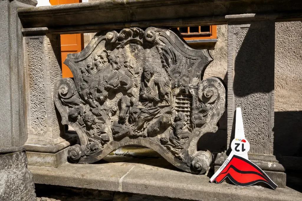 Historische Beischlagplatte aus dem 18. Jahrhundert in Danzig mit einem barocken Relief der biblischen Szene von Daniel und den Priestern des Bel.