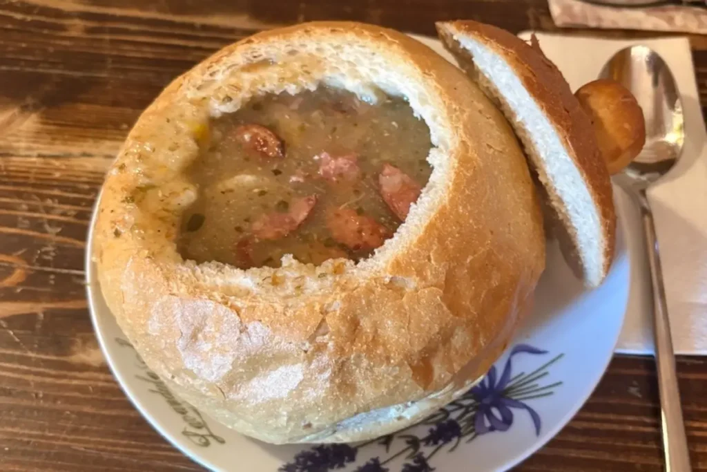 Polnische Spezialität Żurek in einer Brotschüssel serviert während einer PHU Pomerania Rundreise durch Hinterpommern.