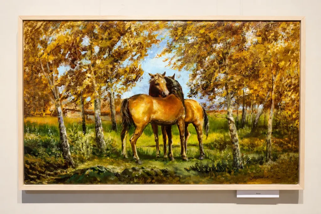 Ölgemälde von Zbigniew Sadowski mit zwei Pferden zwischen Birken in herbstlichen Farben, ausgestellt im Belarussischen Museum in Hajnówka.